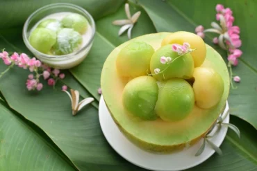 Obst-Kügelchen als bunte Garnierung für köstliche Desserts