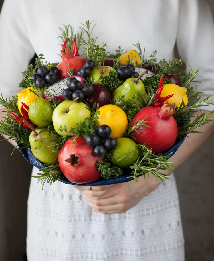 Obststrauß selber machen mit Granatapfel, Birnen, Äpfeln, Zitronen, Pitaya und Rosmarin