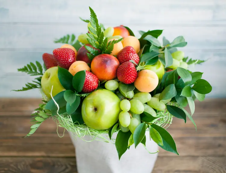 Obststrauß selber machen und verschenken - Erdbeeren, Äpfel, Weintrauben und Aprikosen