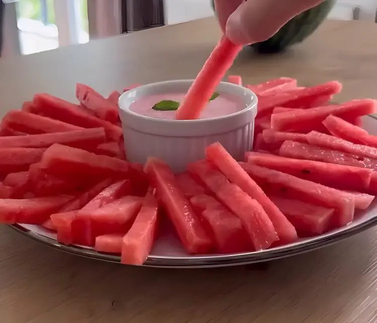 Pommes aus Wassermelone - Sticks schneiden und mit einem Joghurt-Dip verfeinern