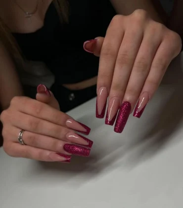 Rote French Nails mit schrägen Linien