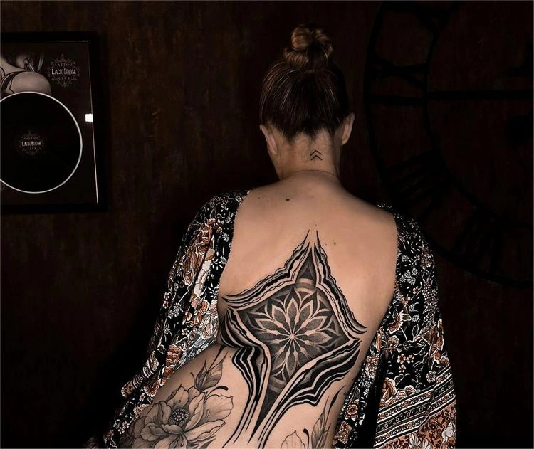 Rücken Tattoo für Frauen ist ein echter Hingucker