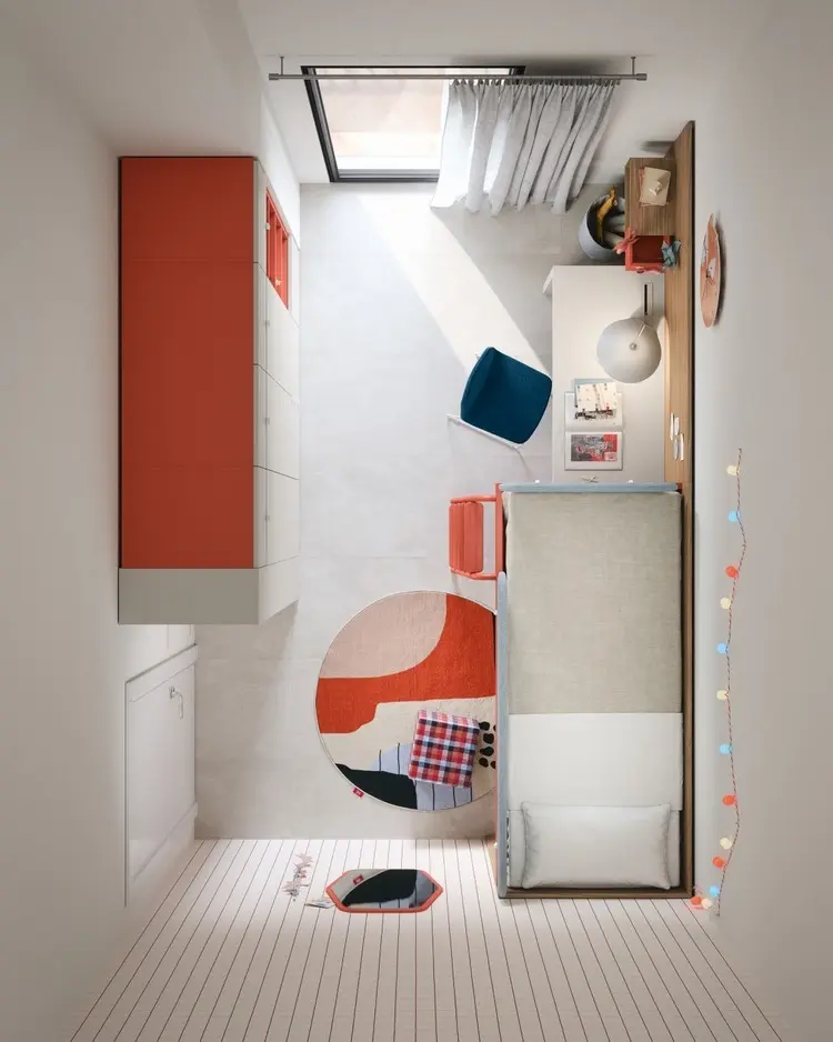 Schlauchförmiges Kinderzimmer mit viel Licht, Schreibtisch, Kleiderschrank und Bett