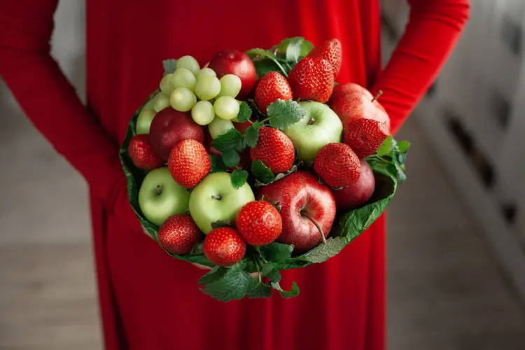 Schlicht in Rot und Grün - Äpfel. Erdbeeren und Weintrauben