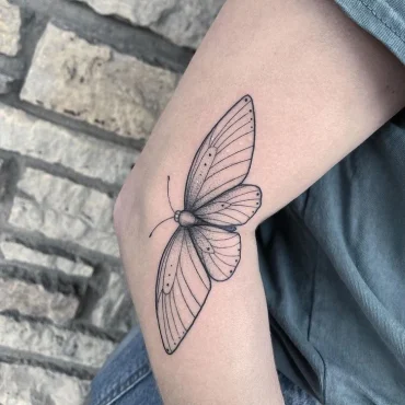 Schmetterling als Ellenbogen Tattoo