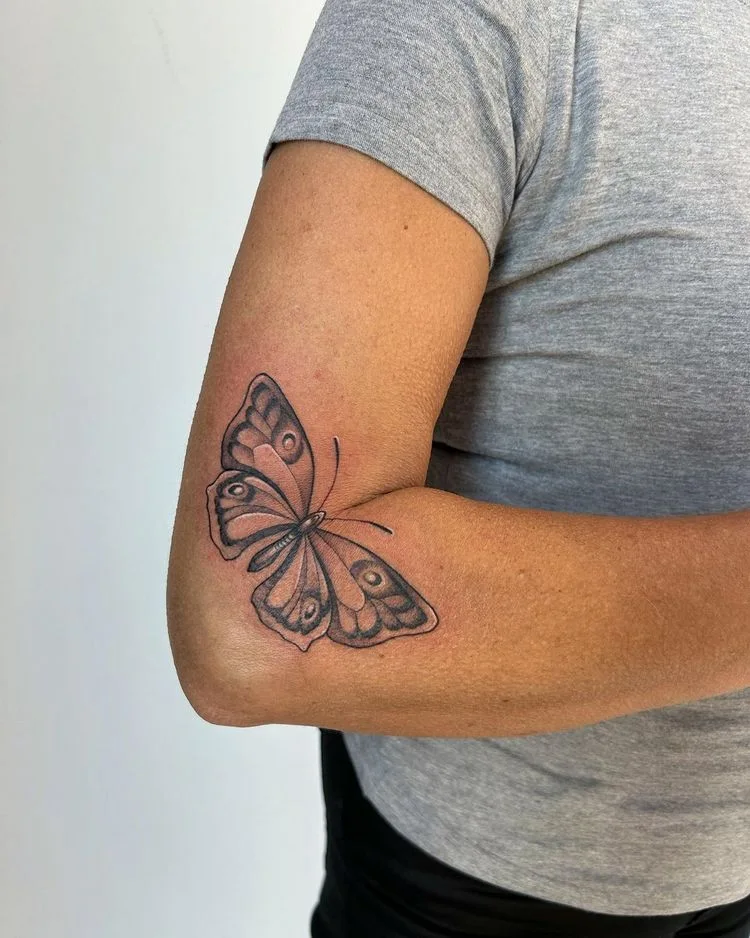 Schmetterling als Ellenbogen Tattoo coole Tattoo Ideen