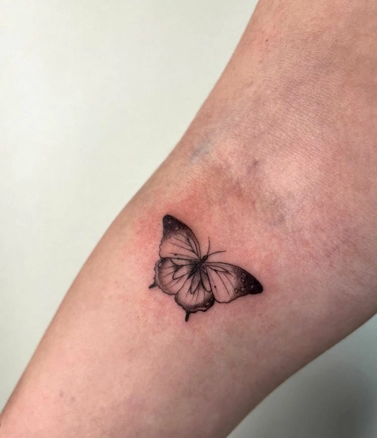 Schmetterling Tattoo in der Armbeuge
