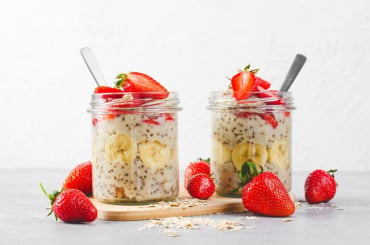 overnight,oats,,chia,pudding,with,fresh,strawberry,,banana,and,chia