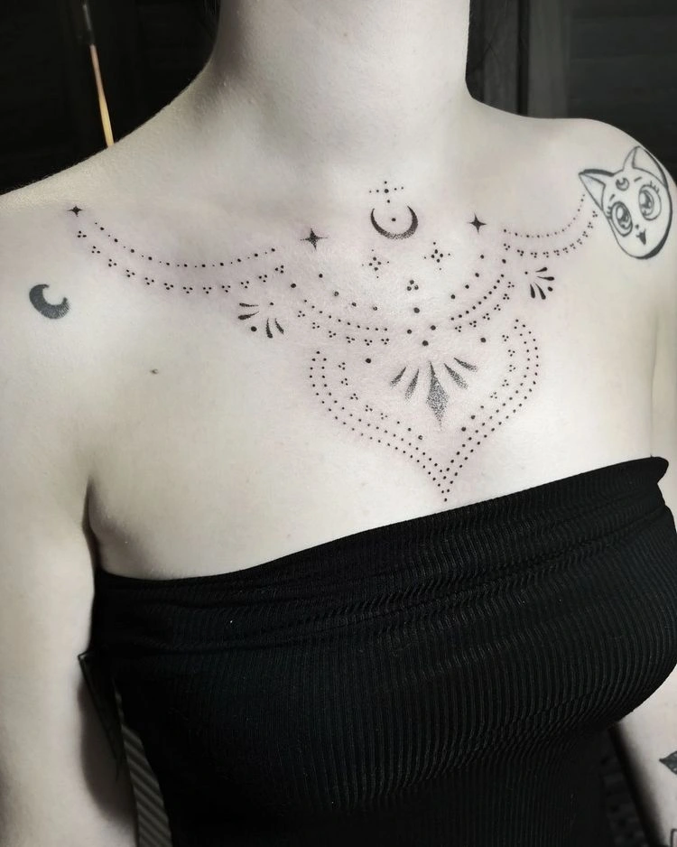 Sehr elegantes und stilvolles Brust Mandala Tattoo