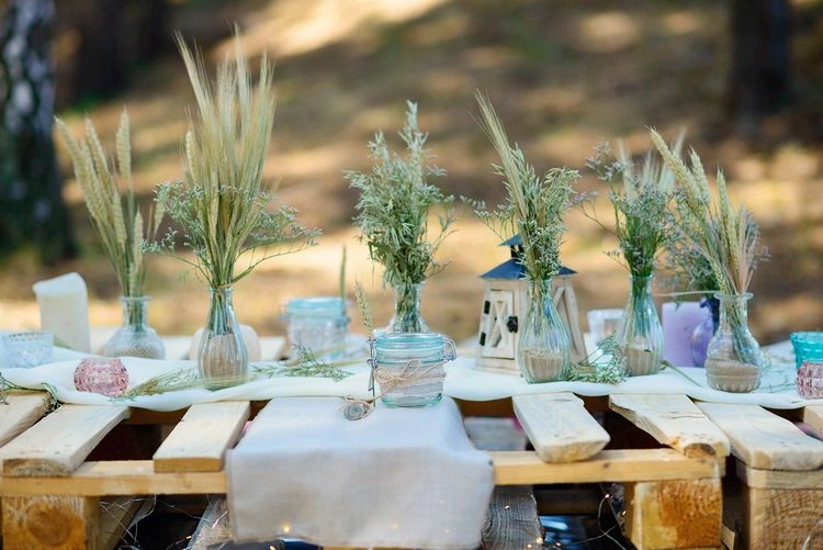 Sommer-Tischdeko mit Gräsern, Sand und Vasen