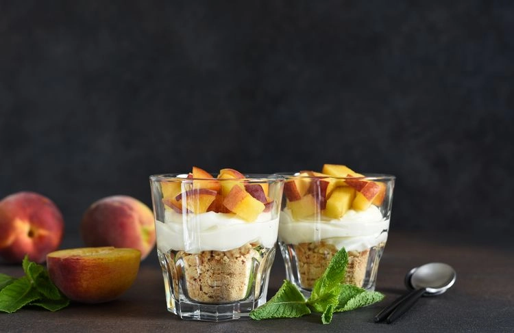 Sommerliches Pfirsich-Dessert im Glas - Rezept für schnelles Parfait mit Mascarpone
