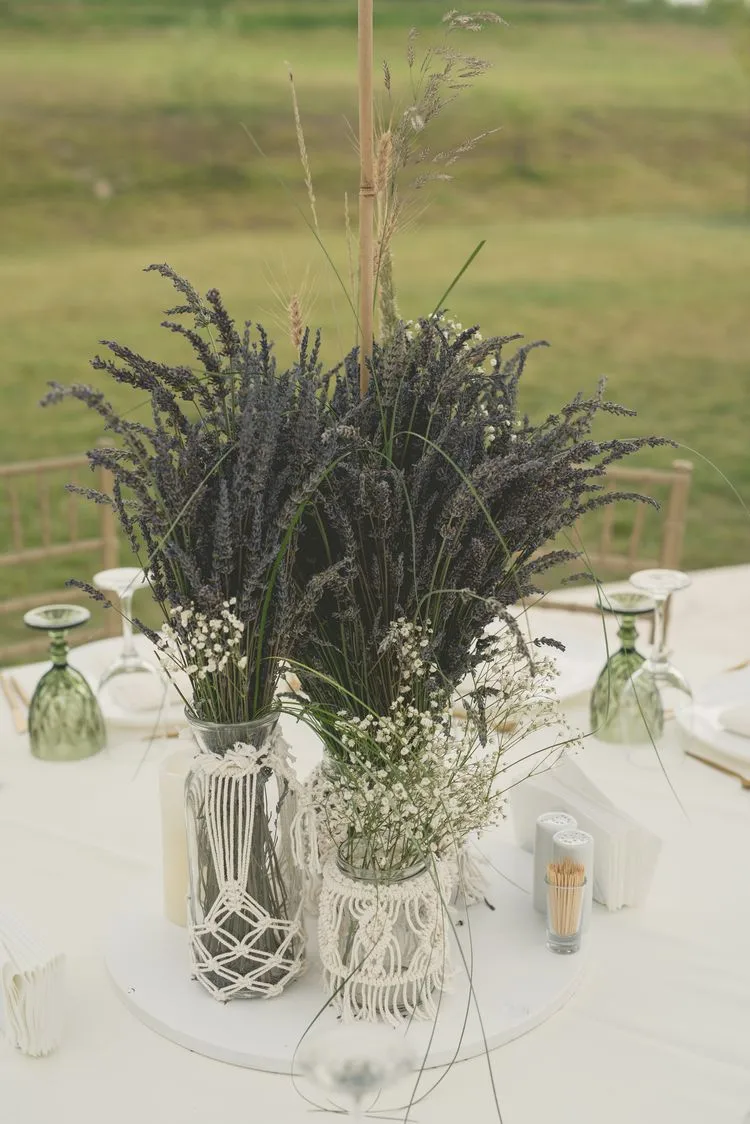 Tischdekoration mit getrocknetem Lavendel im Boho-Stil