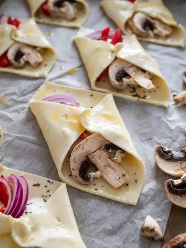 Die Füllung für gefüllte Blätterteigtaschen mit Gemüse kann auch durch Hackfleisch ergänzt werden