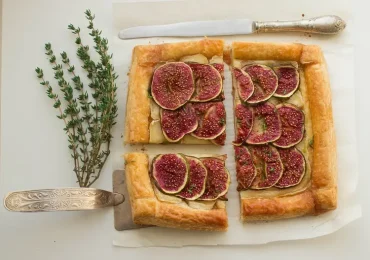 Flammkuchen mit Feigen variieren - Weichkäse oder Camembert, Rotwein, Rosmarin