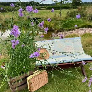 Gartenbank dekorieren im Sommer - Bilder und Inspirationen