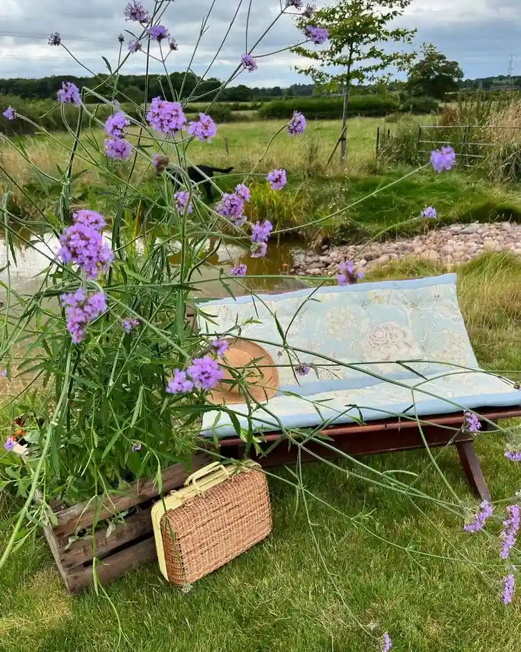 Gartenbank dekorieren im Sommer - Bilder und Inspirationen