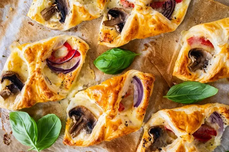 Gefüllte Blätterteigtaschen backen - Blitzrezept für Partysnacks