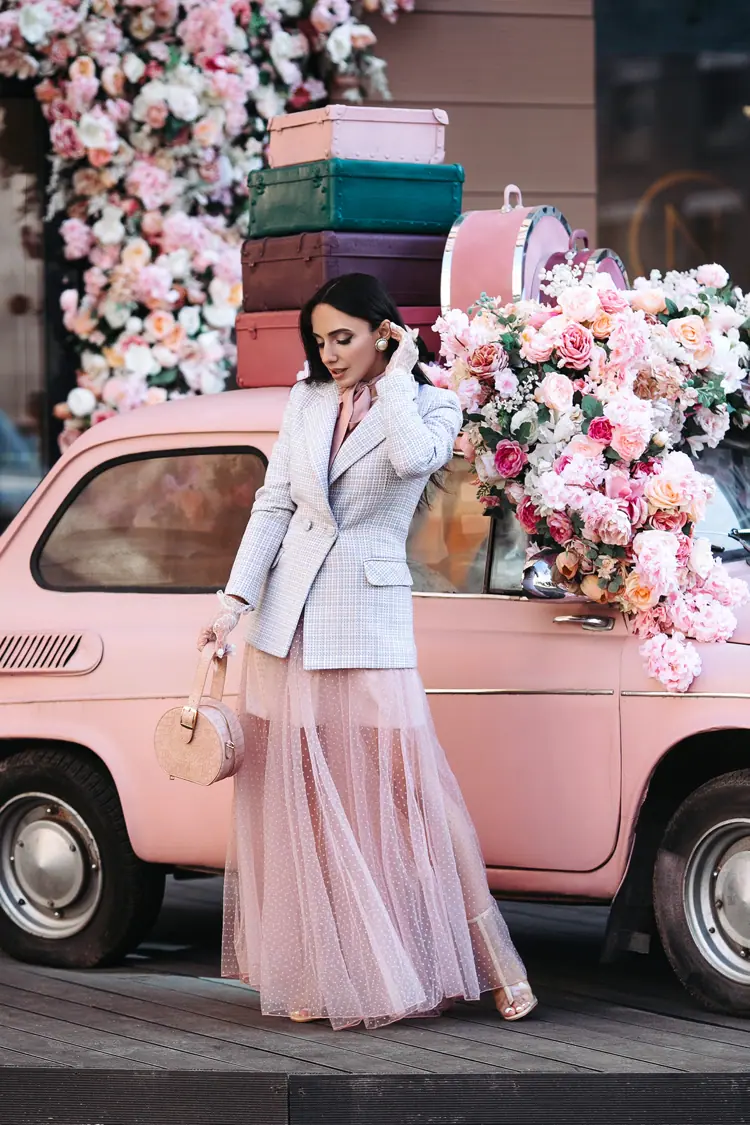 karierter blazer jacke zu langem abendkleid aus rosa tüll