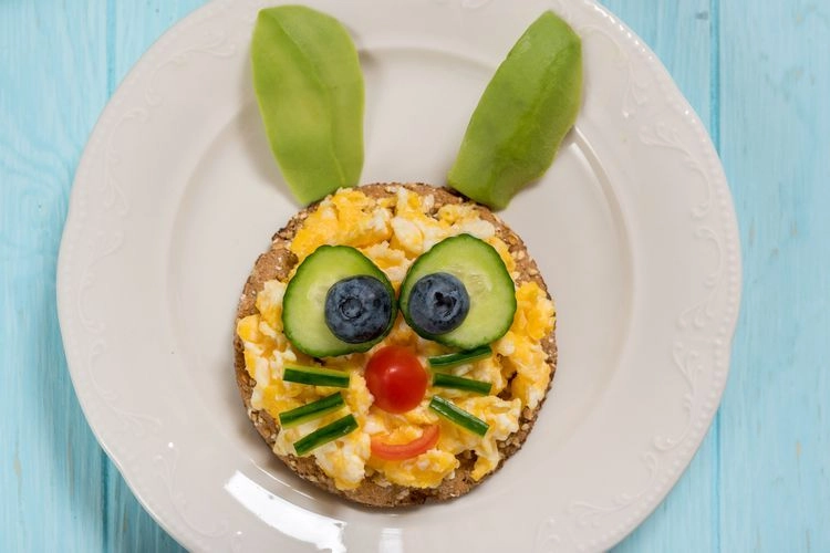 Lustiges Frühstück für Kinder zubereiten