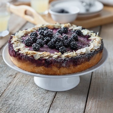 Mandelblättchen und frische Früchte als Topping für den Beerenkuchen