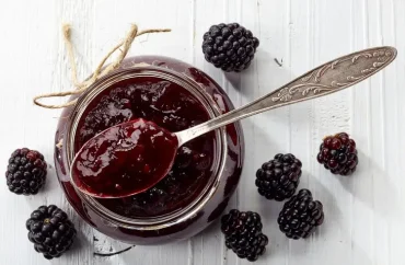 Marmelade mit Brombeeren, Zitronensaft und Honig kochen