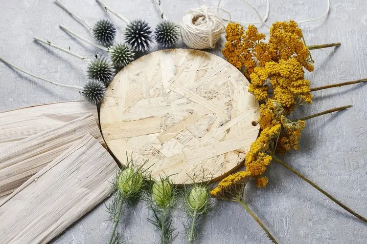 Materialien zum Basteln der Spätsommer-Deko mit getrockneten Wiesenblumen