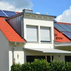 modernes haus mit solaranlagen auf dem dach installiert