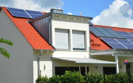 modernes haus mit solaranlagen auf dem dach installiert