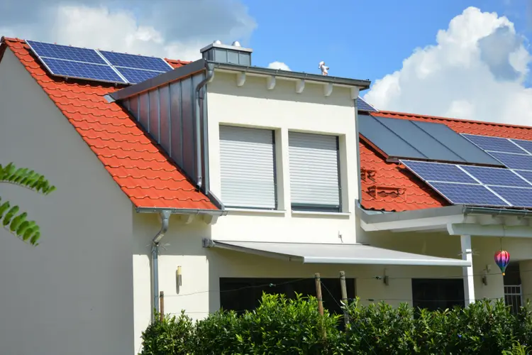 modernes haus mit solaranlagen auf dem dach installiert