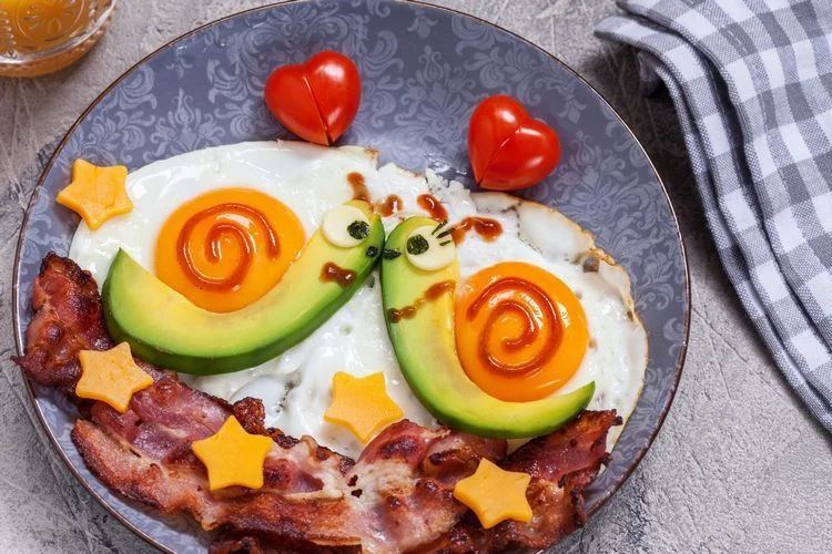 Niedliche Avocado-Schnecken für Valentinstag