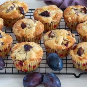 Pflaumen-Muffins mit Streuseln im Sommer backen