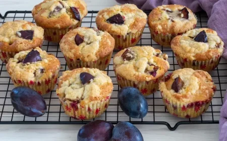 Pflaumen-Muffins mit Streuseln im Sommer backen