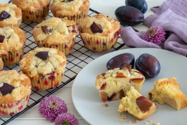 Pflaumen-Muffins mit Streuseln sind einfach, schnell gemacht und lecker