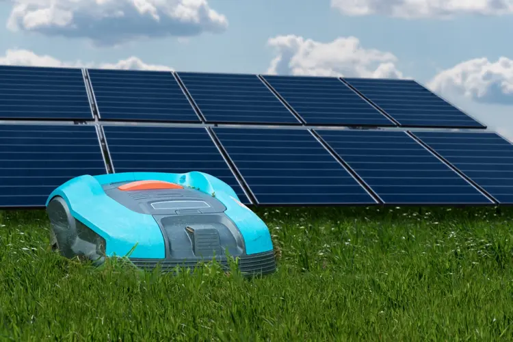 rasenmäher roboter mähen gras zwischen solarpaneelen