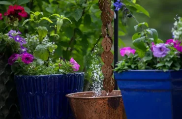 Regenwasser auffangen mit einer Regenkette aus Blättern - Eimer aus Kupfer zum Sammeln des Wassers