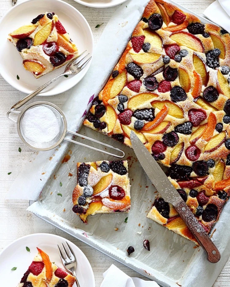 Ricottakuchen vom Blech mit Früchten