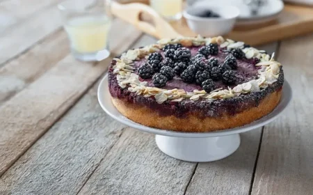 Schnellen Kuchen mit Brombeermarmelade, Schmand und Mandeln backen