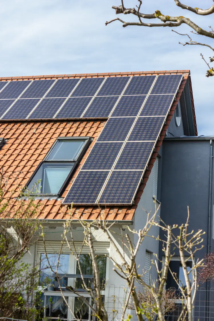 schrägdach mit solaranlagen ein haus in deutschland