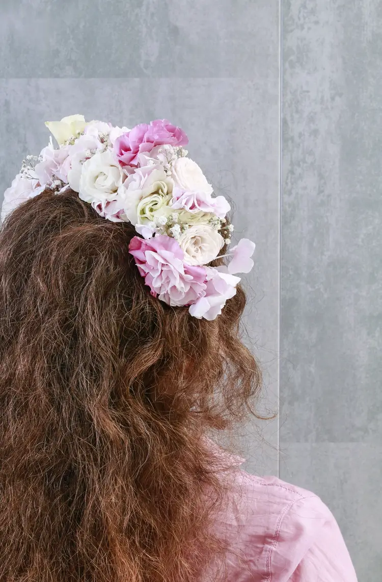 selbst gebastelter blumenschmuck für die haare