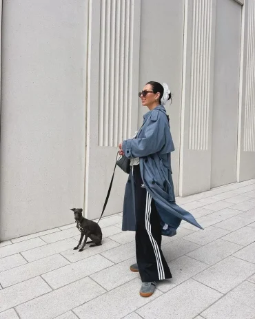 Sneaker mit Trenchcoat stylen