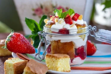 Sommer-Dessert zum Mitbringen - Erdbeerküchlein im Glas