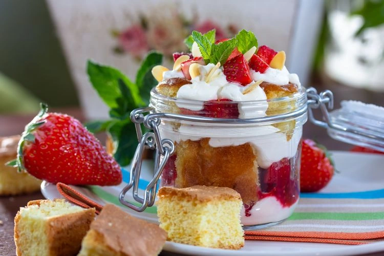 Sommer-Dessert zum Mitbringen - Erdbeerküchlein im Glas