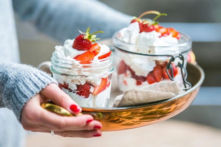 Sommer-Dessert zum Mitbringen - Rezept für Nachspeise im Glas