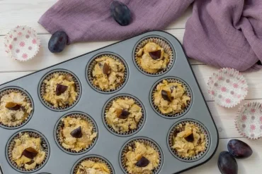 Sommerrezept für Pflaumen-Muffins mit Streuseln - Leckeres Fingerfood selber machen