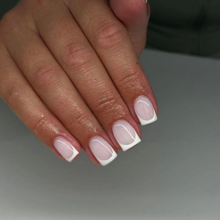 Stylishe, klassische French Tips für jüngere und ältere Damen