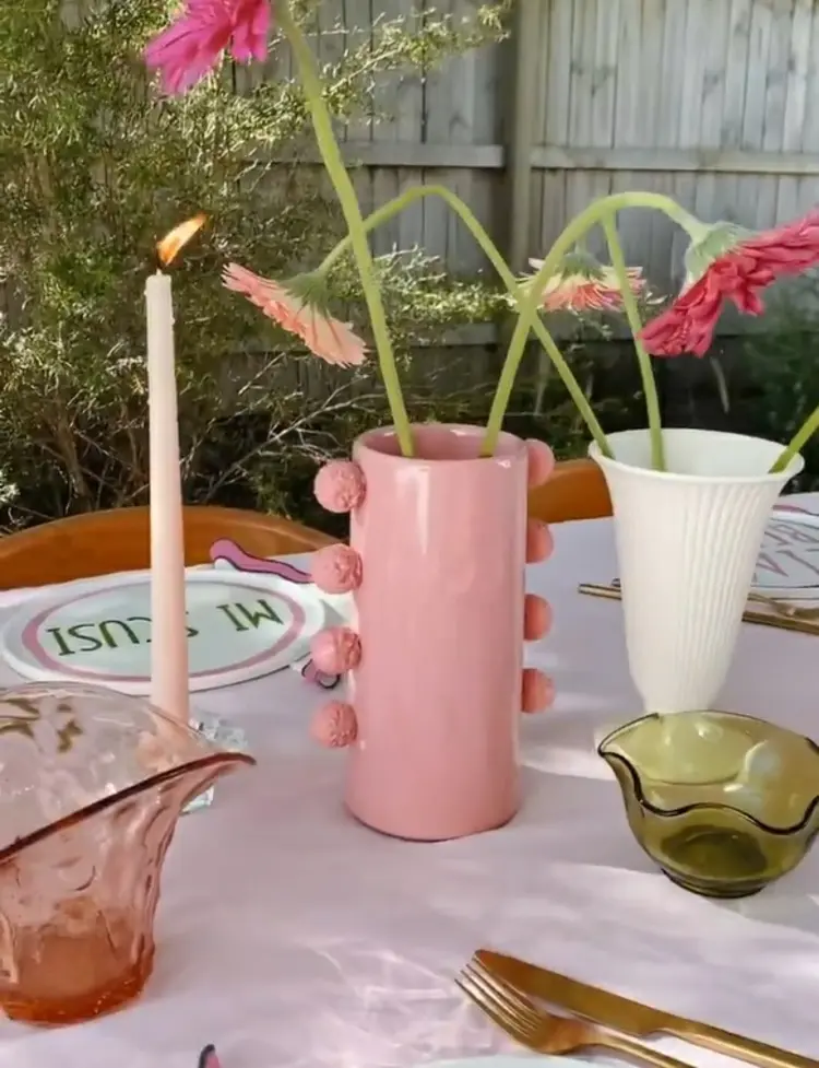 Vase basteln mit Styroporkugeln im Sommer - Peppige Tischdeko schnell gemacht