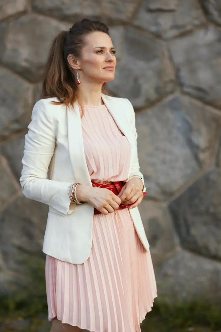 weißer blazer passt gut zu babyrosa cocktailkleid zu hochzeit