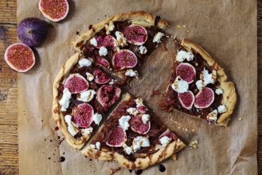 Zwiebelkuchen mit Karamell, Crème fraîche und Blätterteig