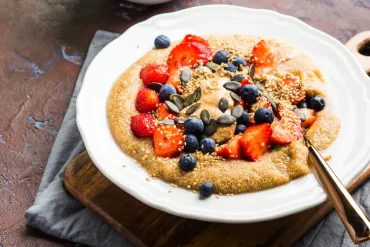 amaranth porridge mit frischen früchten