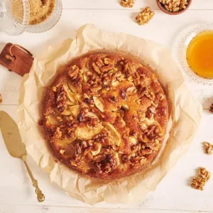 Apfeltarte mit karamellisierten Walnüssen in Sahne backen